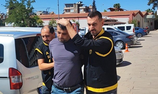 Araç park etme kavgasında komşunu öldürdü! Kızını yaraladı