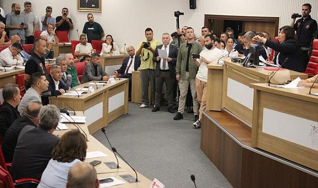 Aydın Büyükşehir Belediye Meclisi'nde tansiyon yükseldi! Özlem Çerçioğlu toplantıyı erteledi