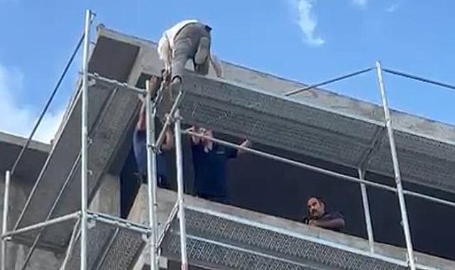 Binadan atlamak isteyen şahsı, itfaiye ekipleri ikna etti