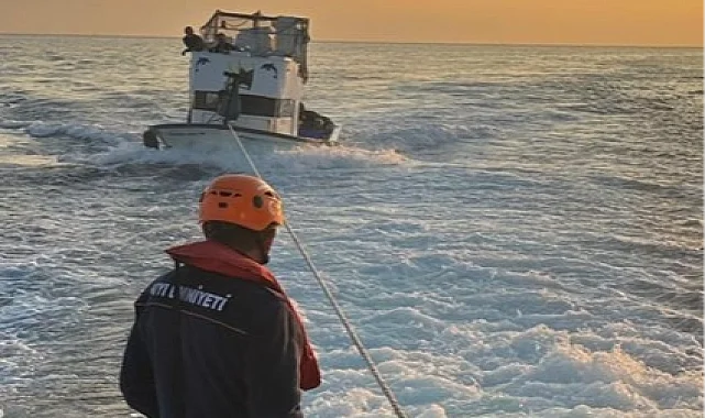 Çanakkale Lapseki'de sürüklenen tekne kurtarıldı