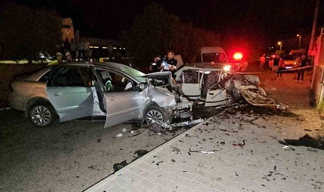 Çarpışan otomobiller hurdaya döndü: 8 yaralı