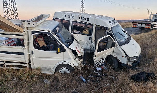 Çorum'da minibüs kamyonetle çarpıştı! 4 yaralı