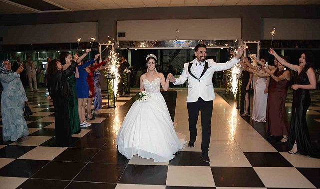 Damadın arkadaşlarından geline ağırlığınca para