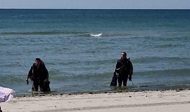 Denize girdi! Dalgaların arasında kayboldu! 