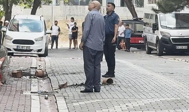 Evini yakmaya çalıştı, müdahale eden polise saksı attı