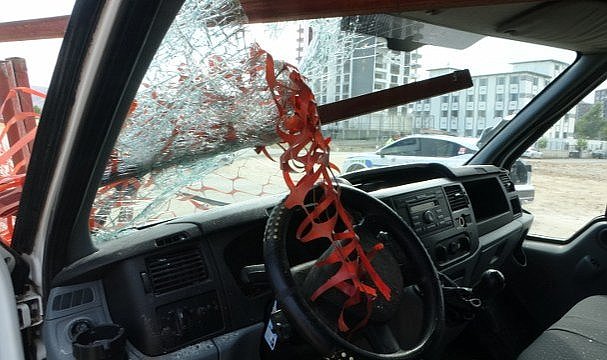 Feci kaza: Demir korkuluk sürücünün kafasına saplandı