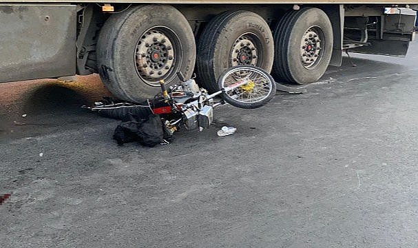 Feci kaza! Tır motosiklete çarptı! 1 ölü, 1 yaralı