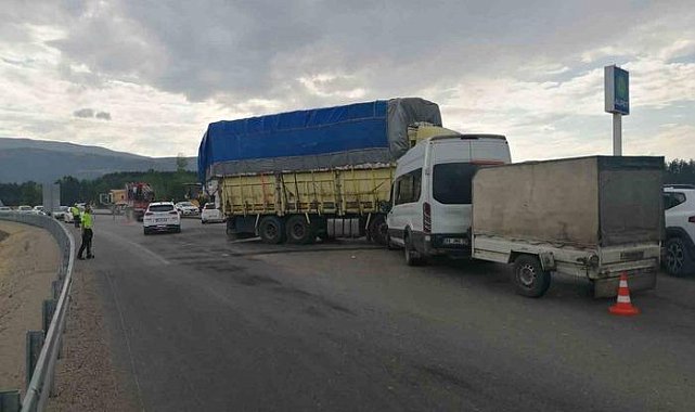 Fındık işçilerini taşıyan minibüs ile kamyon çarpıştı: Çok sayıda yaralı var!