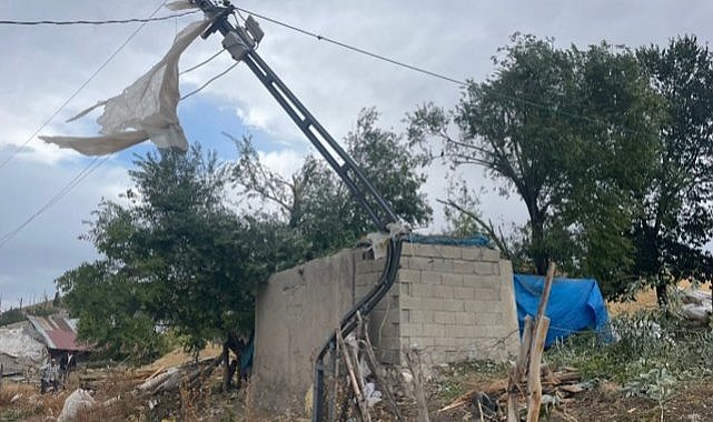 Fırtına kabusu! Çatılar uçtu! 1 kişi yaralandı