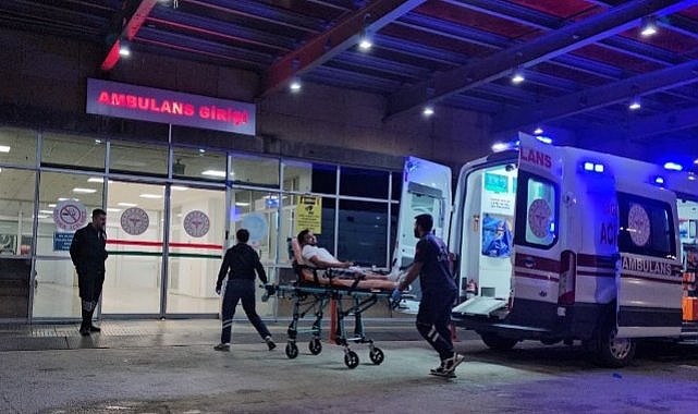 Gençler arasında çıkan bıçaklı kavgada 3 kişi yaralandı