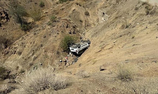 Hafif ticari araç uçuruma yuvarlandı: 1 ölü, 4 yaralı