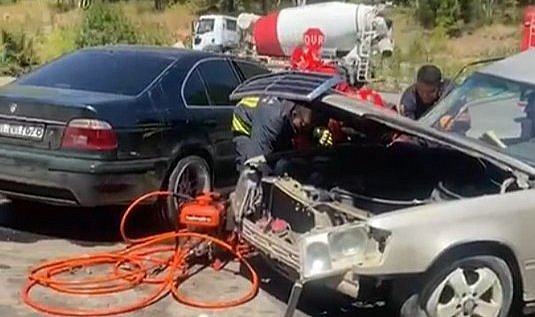 İki otomobil çarpıştı!1 ölü, 3 yaralı