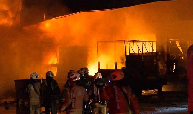 Kargo deposunda yangın! Çok sayıda araç zarar gördü