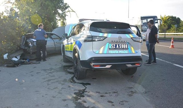 Kontrolden çıktı, polis otosuna çarptı: Yaralılar var
