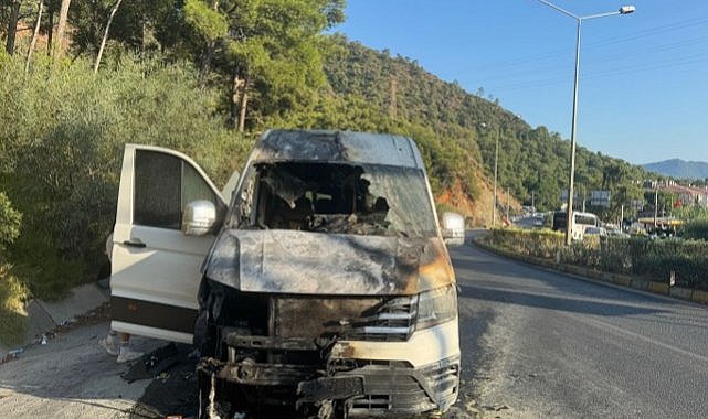 Muğla'da turistleri taşıyan minibüs alev aldı
