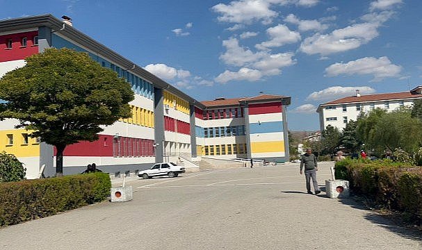 Okul müdürü okulun bahçesinde darp edildi