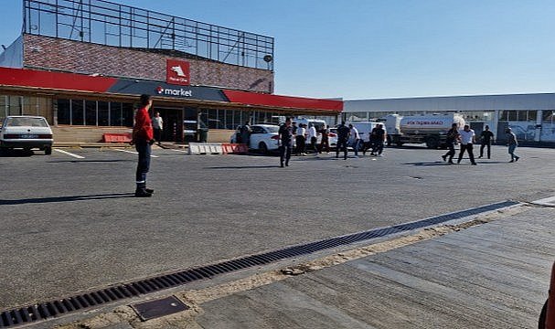 Omuz atma kavgasında iki aile birbirine saldırdı