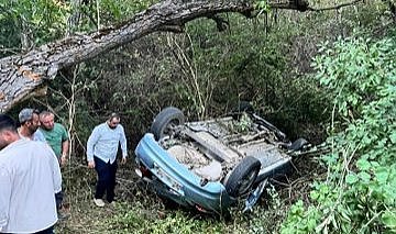 Otomobil devrildi! 1 kişi öldü, 1 kişi yaralandı