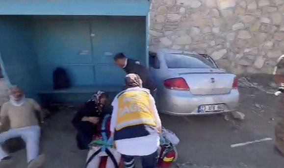 Otomobil durağa daldı! 1'i ağır 6 yaralı