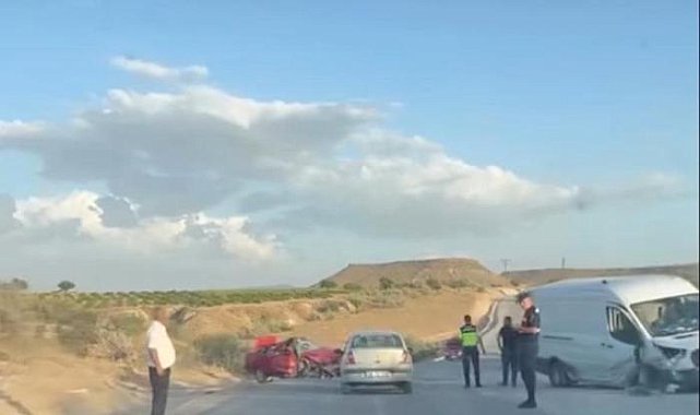 Otomobil ile minibüs kafa kafaya çarpıştı: 1 ölü, 2 yaralı