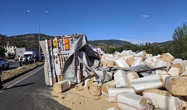 Saman yüklü kamyon devrildi, yol trafiğe kapandı