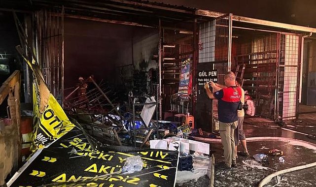 Sanayi sitesinde yangın: 3 iş yeri kül oldu