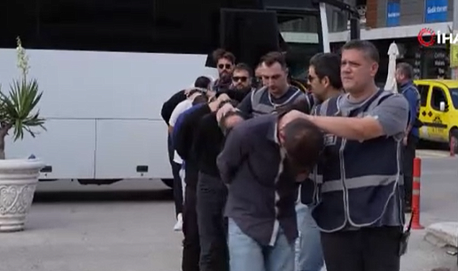 Şehit ailesini dolandırmışlardı... Böyle getirildiler! 10'u tutuklandı