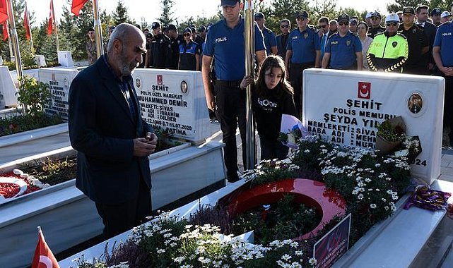 Şehit polis Şeyda Yılmaz, kabri başında anıldı! Kabrine çiçek bıraktılar