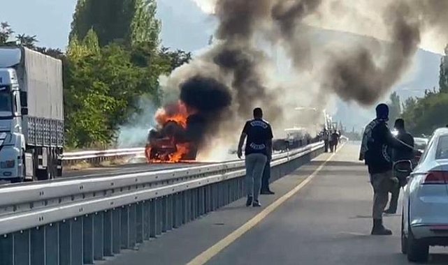 Seyir halindeki otomobil alev aldı