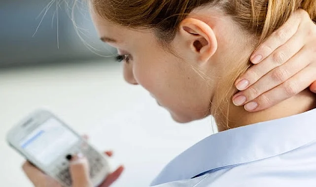 Telefon tablet kullanıcıları dikkat! Çağın duruş bozukluğu