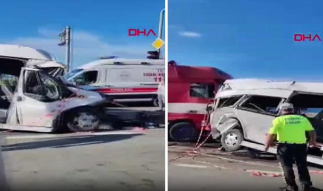 TIR, trafik ışıklarında bekleyen minibüse çarptı: 15 yaralı