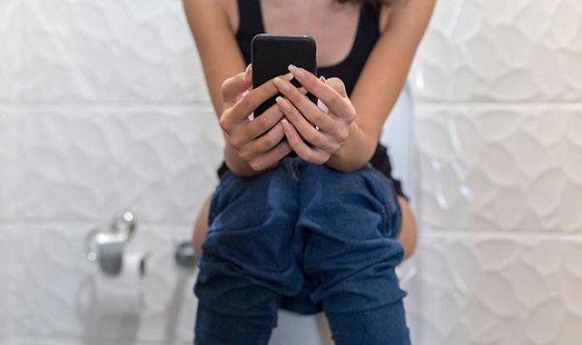 Uzun süre tuvalette telefonla oynayanlar dikkat! Bu hastalığa neden oluyor