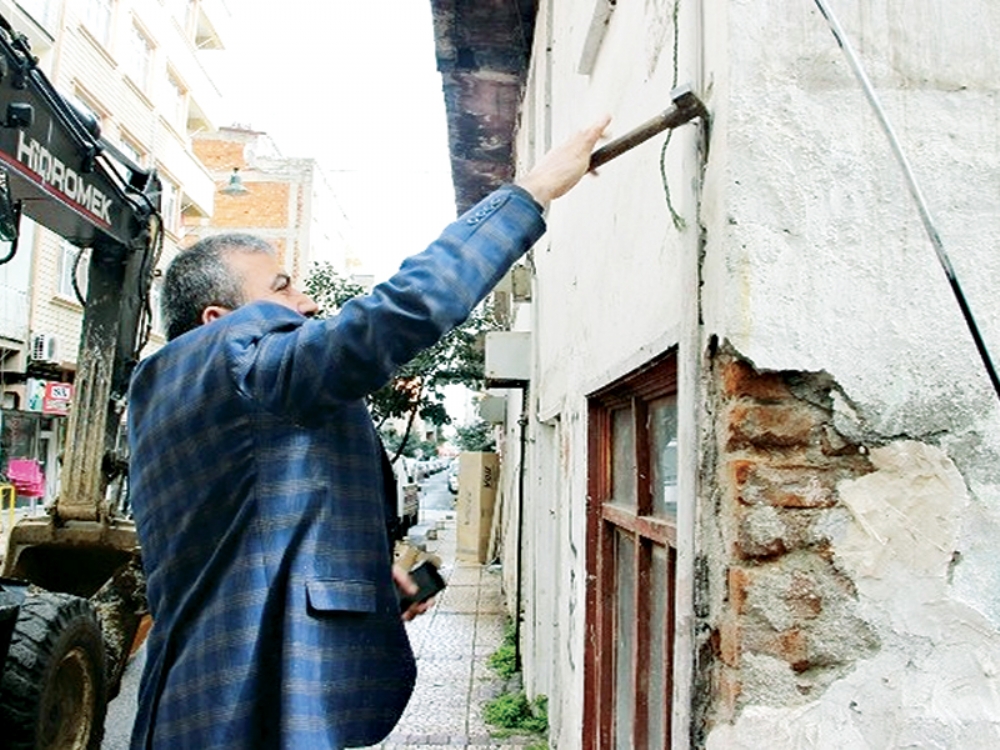 60 Yıllık Metruk Bina Belediye Tarafından Yıkıldı