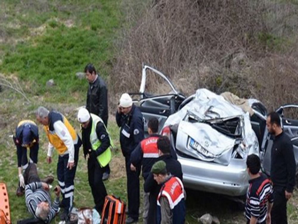 Otomobil Şarampole Yuvarlandı: 2 Ölü