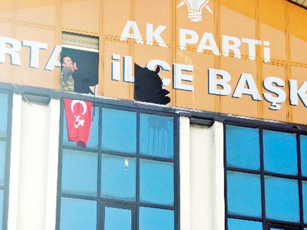 Ak Parti Binasına Silahlı Baskın!