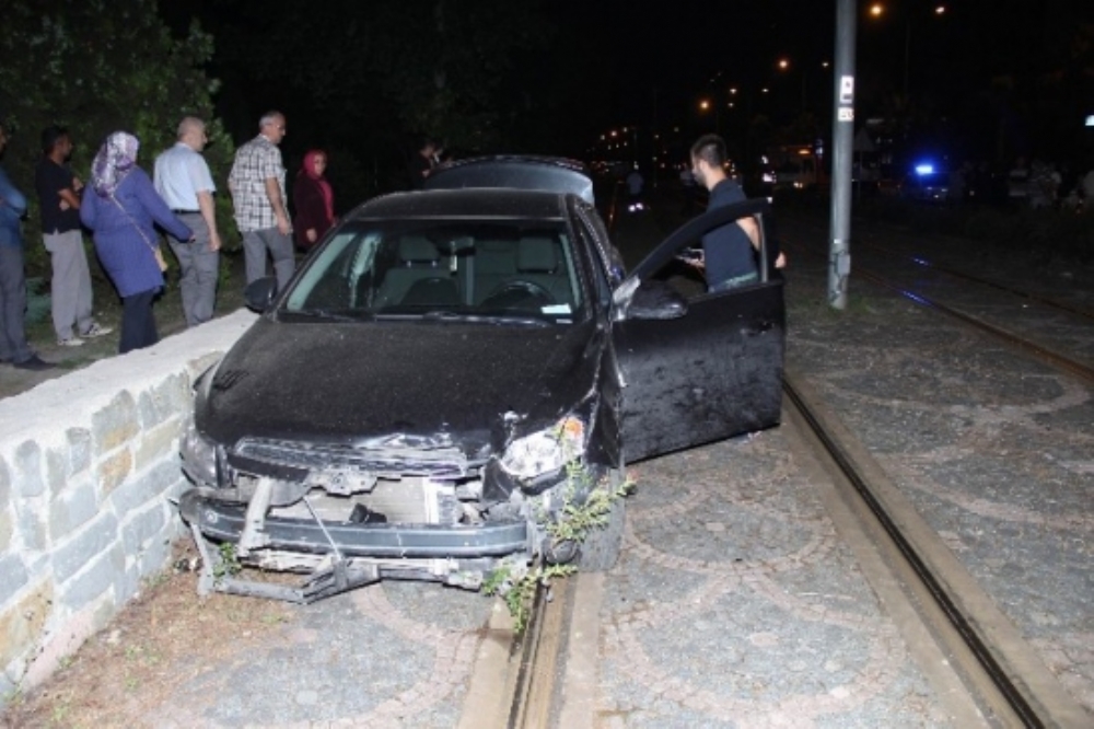 Otomobil Raylı Sistem Yoluna Uçtu