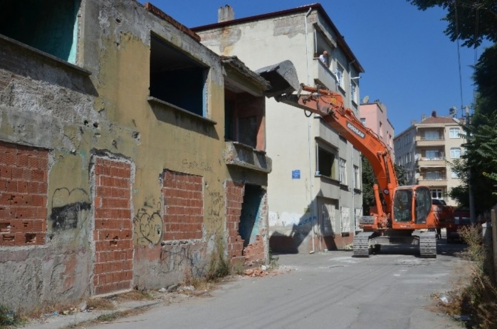 Bafra'da Metruk Binalar Yıkılıyor