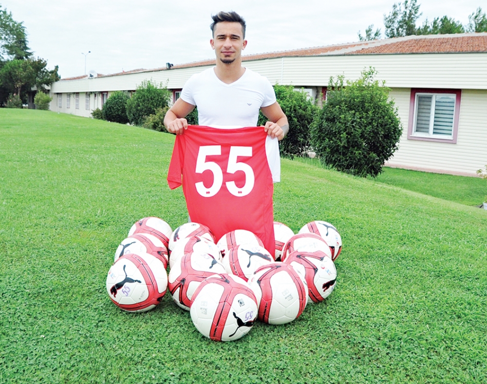 Sağ Bekte Forma Canberk’in