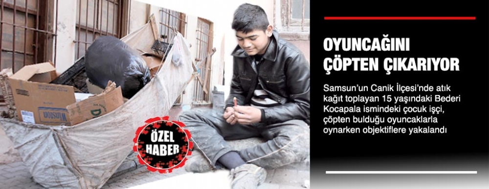 Oyuncağını Çöpten Çıkarıyor