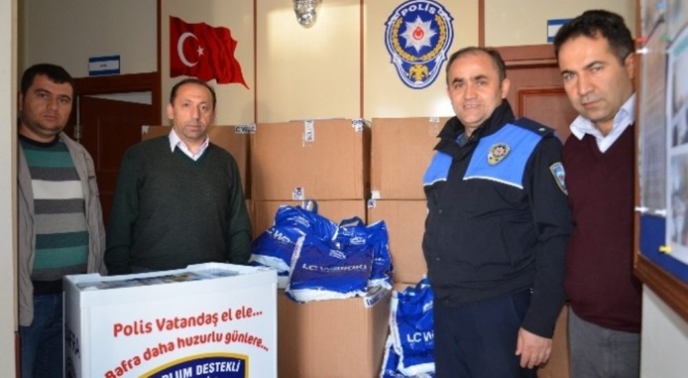 Polis Çocuklara Sevgiyle Uzanıyor