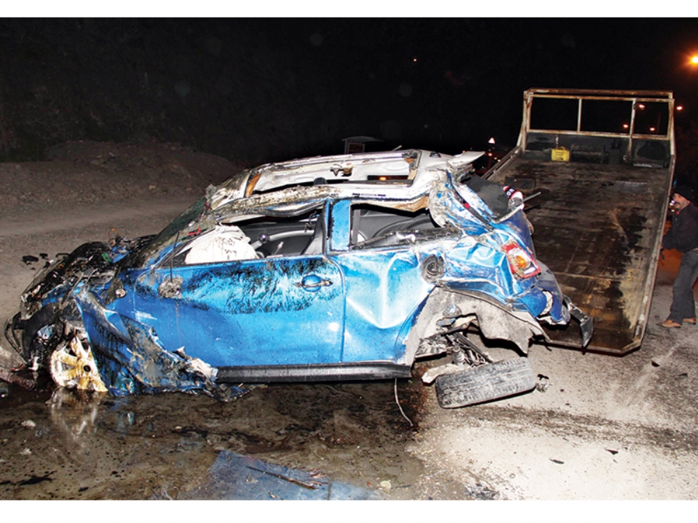 Takla Atan Araçtan Yola Savruldular: 1 Ölü 3 Ağır Yaralı