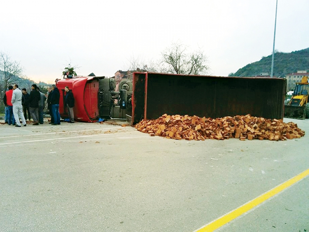 Tuğla Yüklü Tır Devrildi