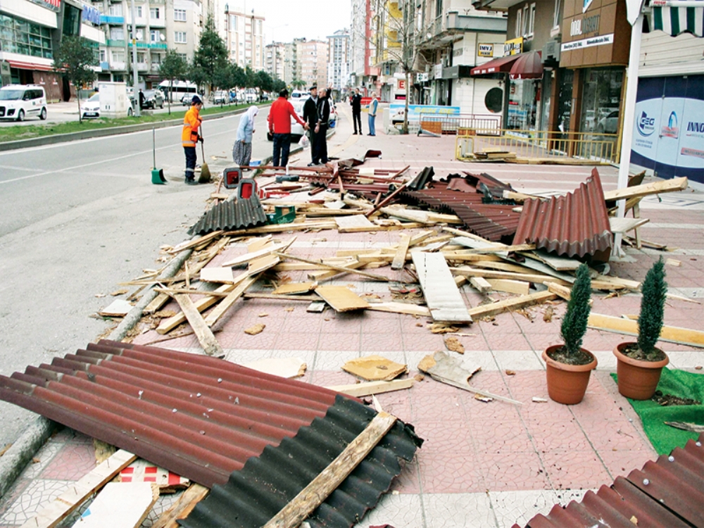 Samsun'da Lodos Çatı Uçurdu, Faciadan Dönüldü