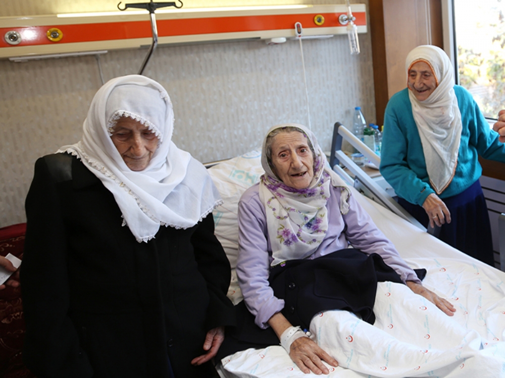 Üçüz Nineleri Hastalık Da Ayıramadı