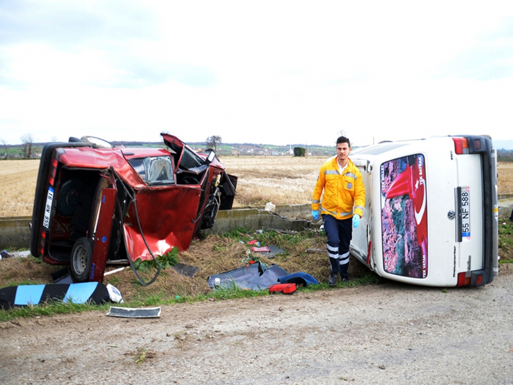 Çarpışan Araçlar Kanala Devrildi