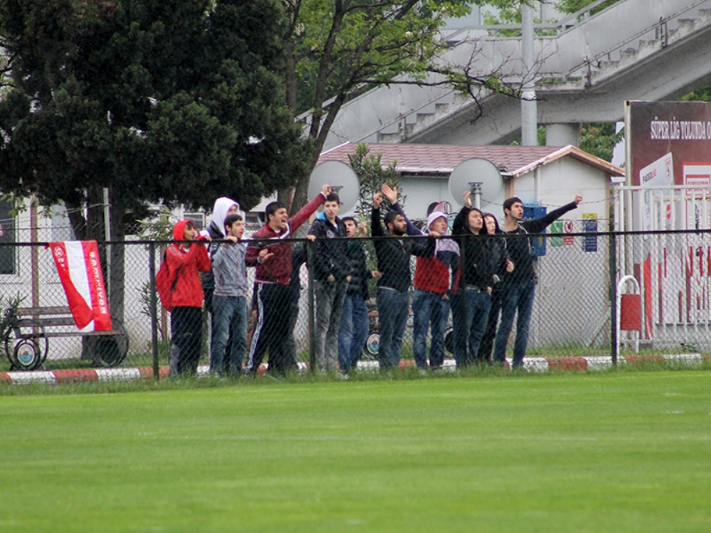 Taraftar Tesise Geldi