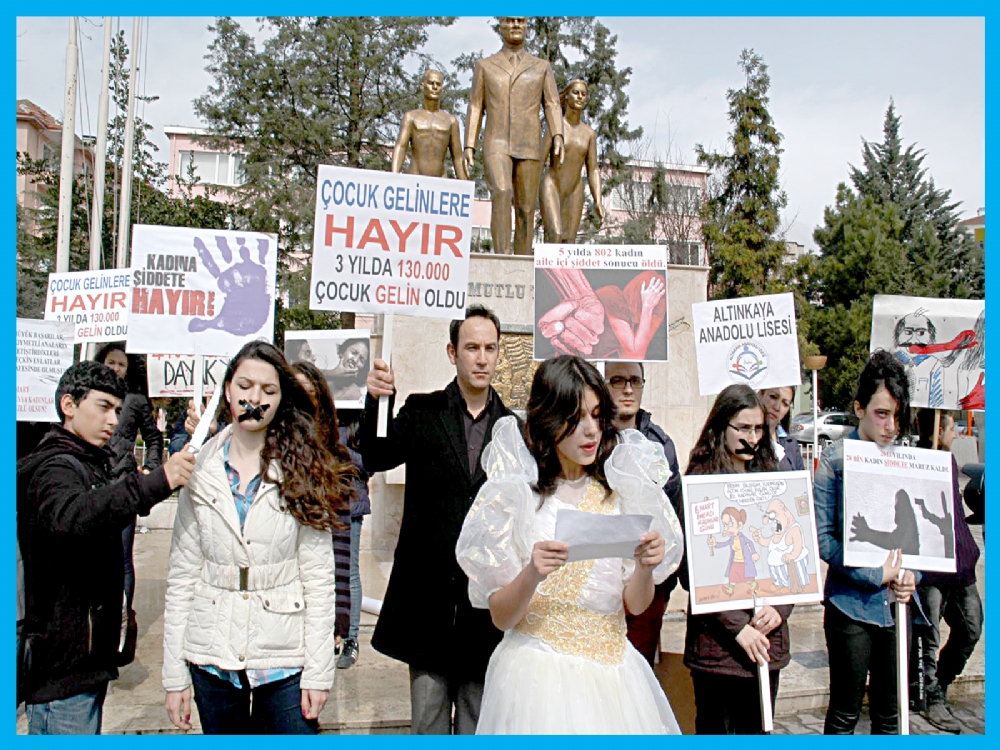 Öğrencilerden Kadına  Şiddet Protestosu