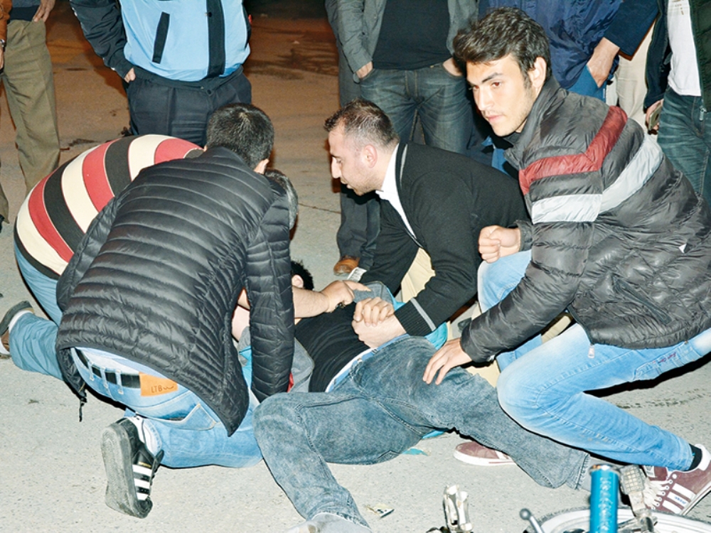 Kamyon Mobilete Çarptı: 2 Yaralı