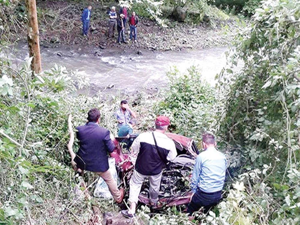 Otomobil Uçuruma Yuvarlandı