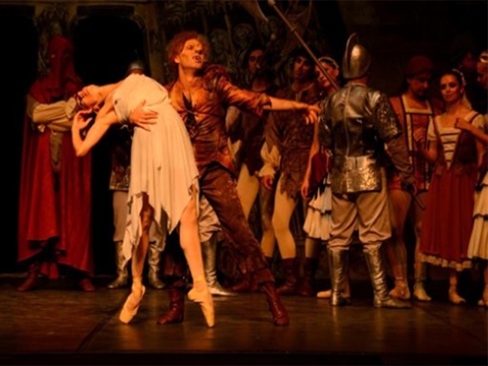 Samdob Notre Dame'in Kamburunu Sahneleyecek